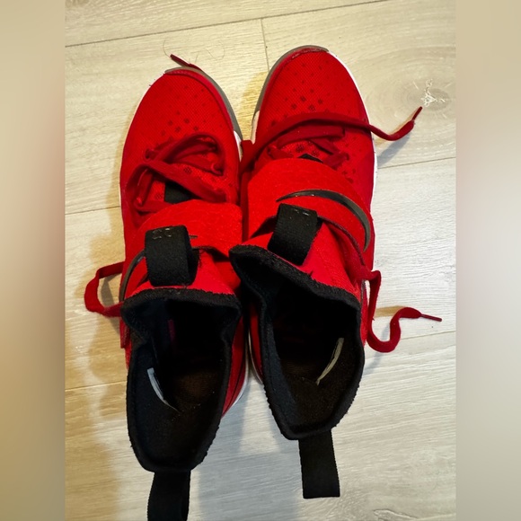 LeBron basketball shoes - Picture 2 of 5